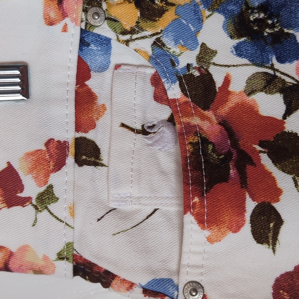 Gloria Vanderbilt White Floral High Rise Amanda Shorts. Size 16. NWT - Picture 3 of 15